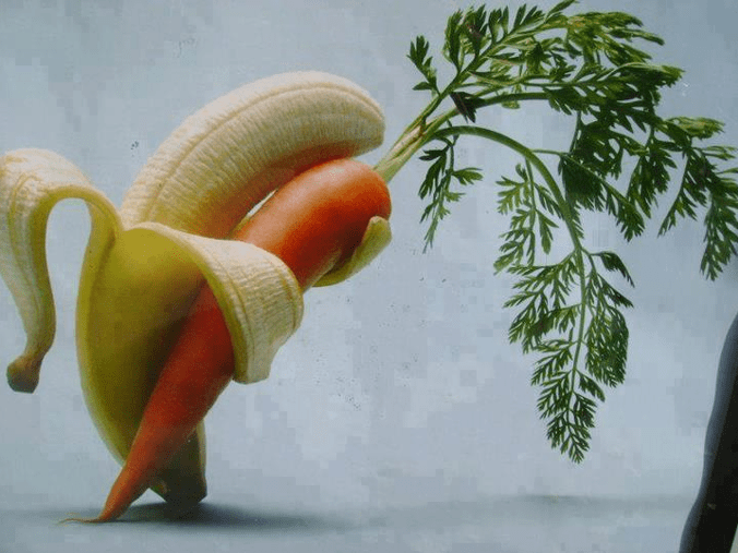 fotografía de un plato decomida saludable con tomates, lechugas y judías, entre otros